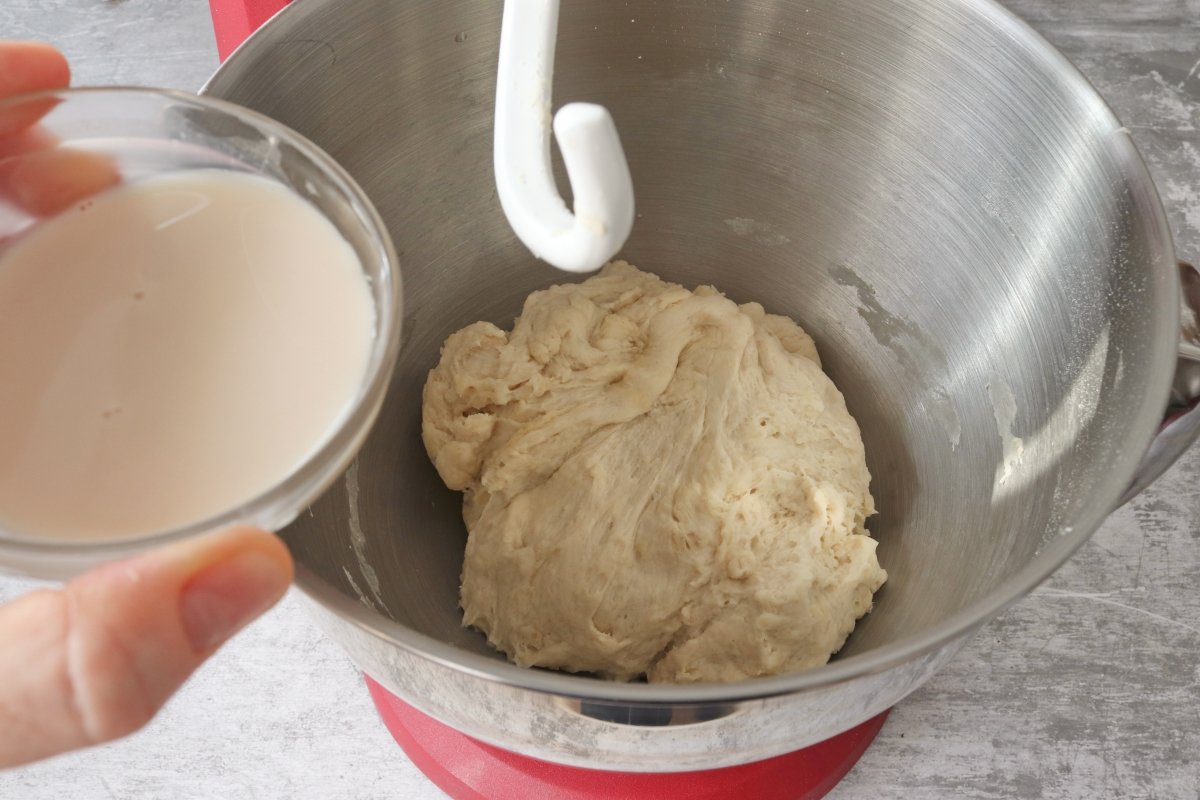 Add coca yeast to sweet bread