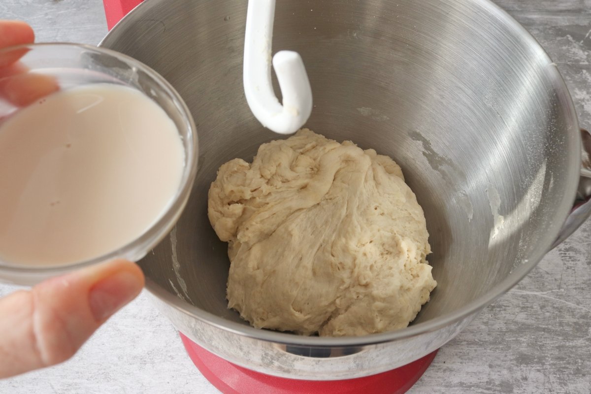 Añadir levadura coca de pan dulce