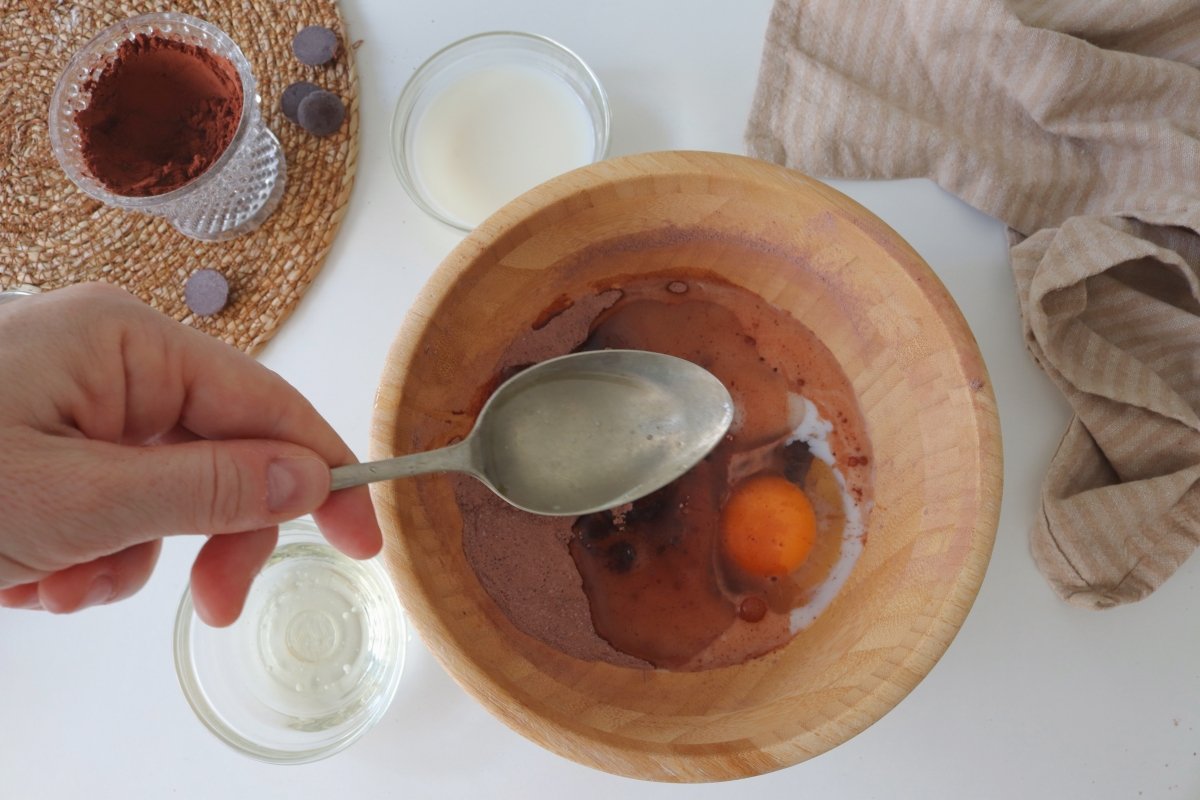 Áñadir líquidos mug cake de chocolate en microondas