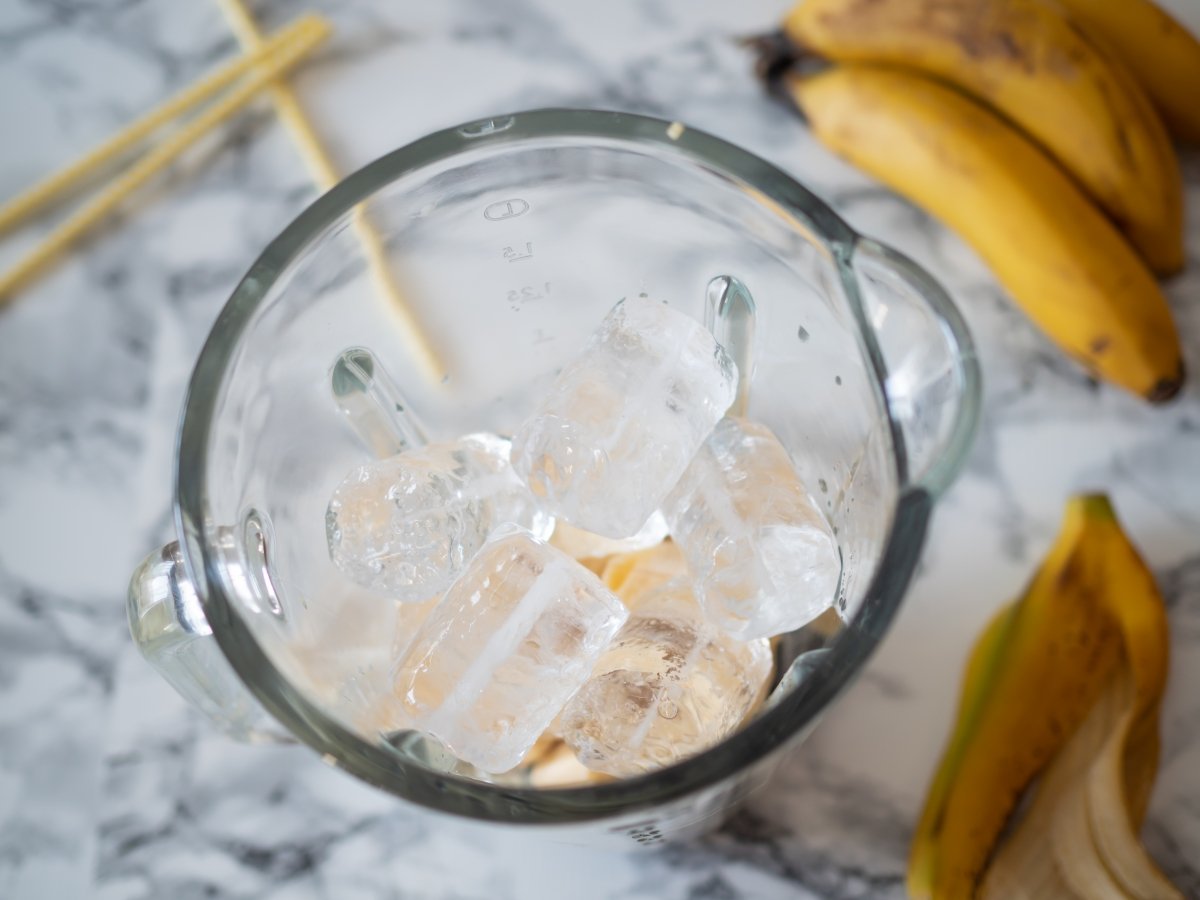 Añadir los cubitos de hielo para el granizado de plátano