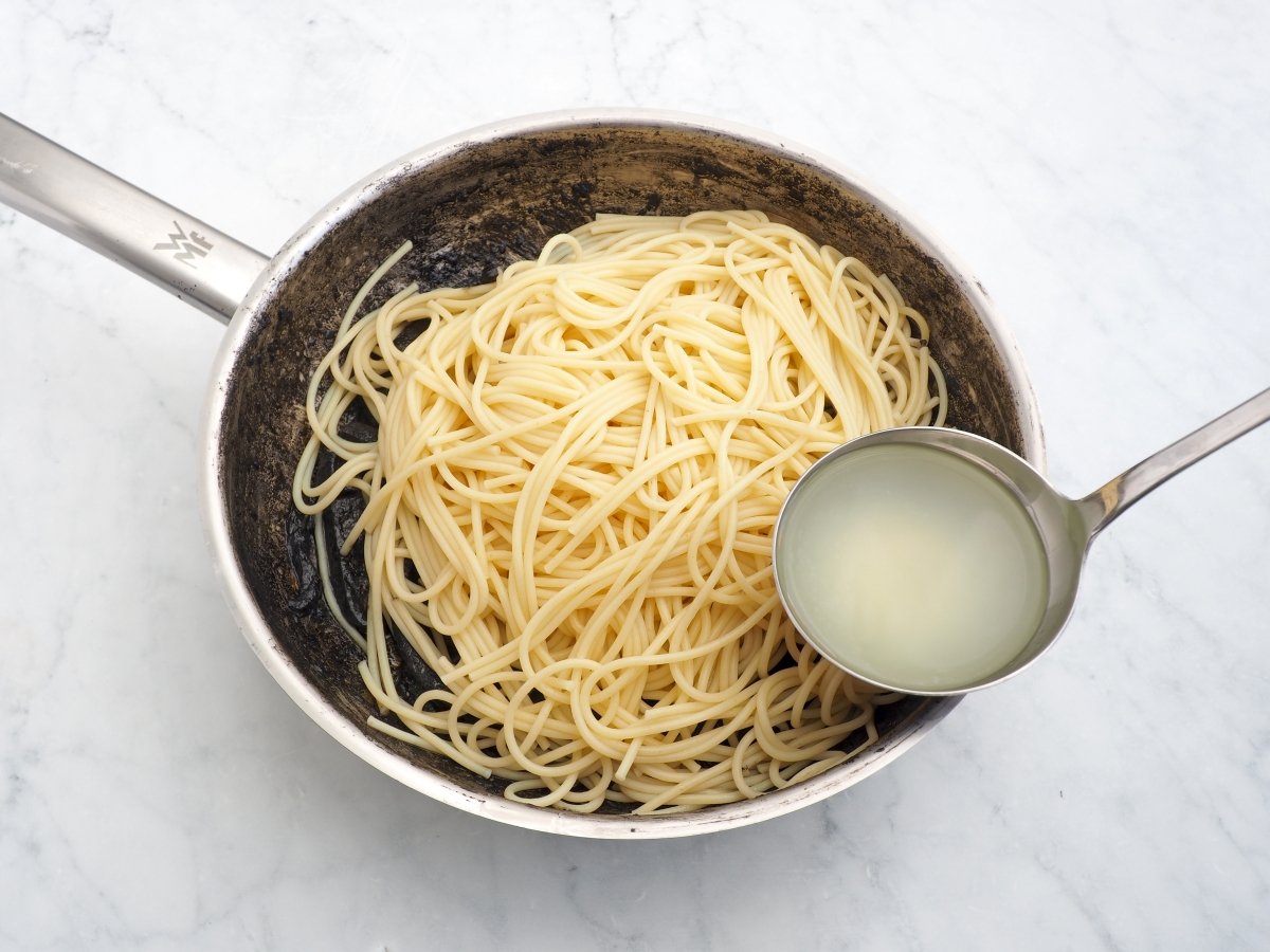 Añadir los espaguetis a la sepia