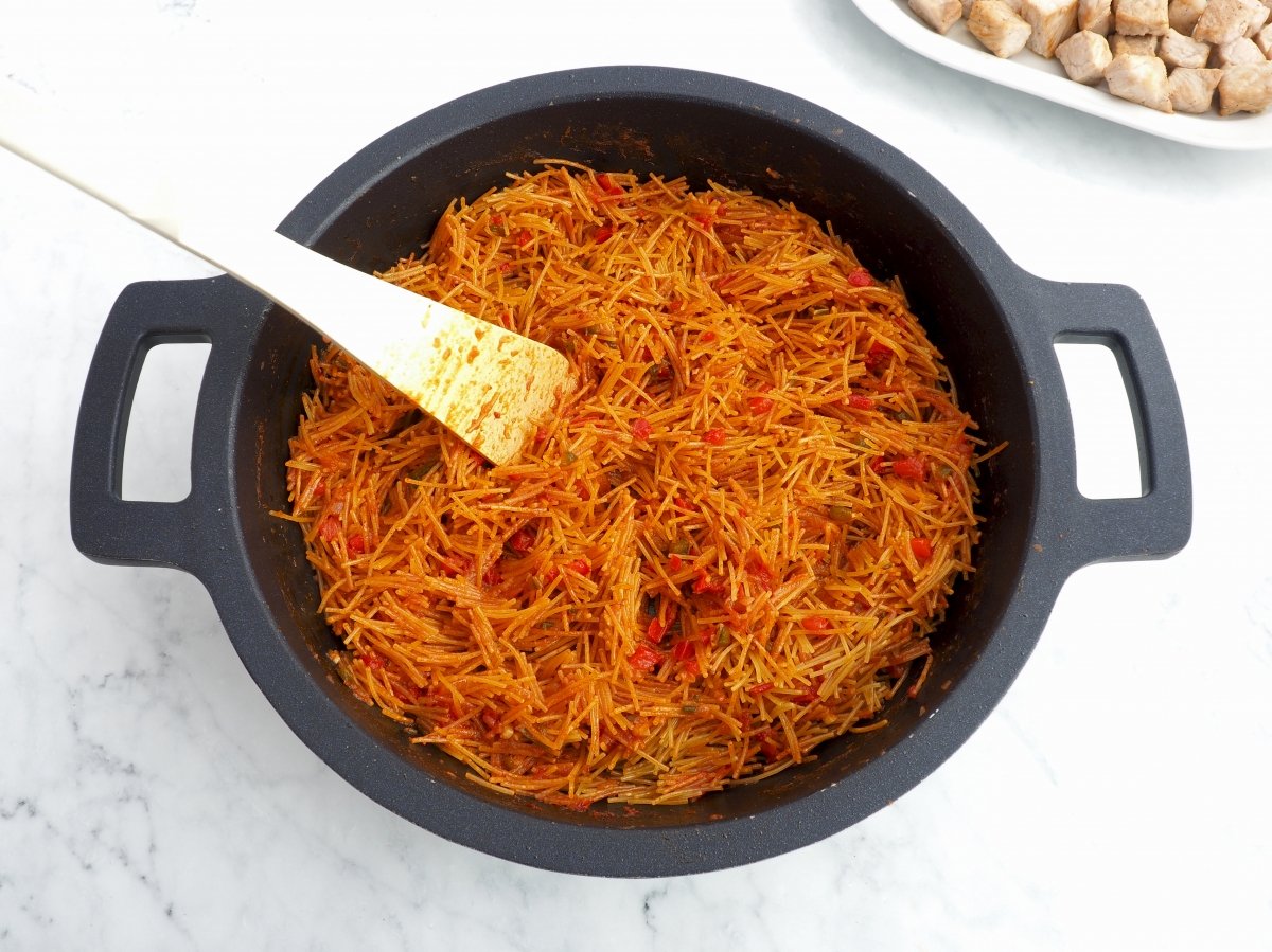 Añadir los fideos a la cazuela