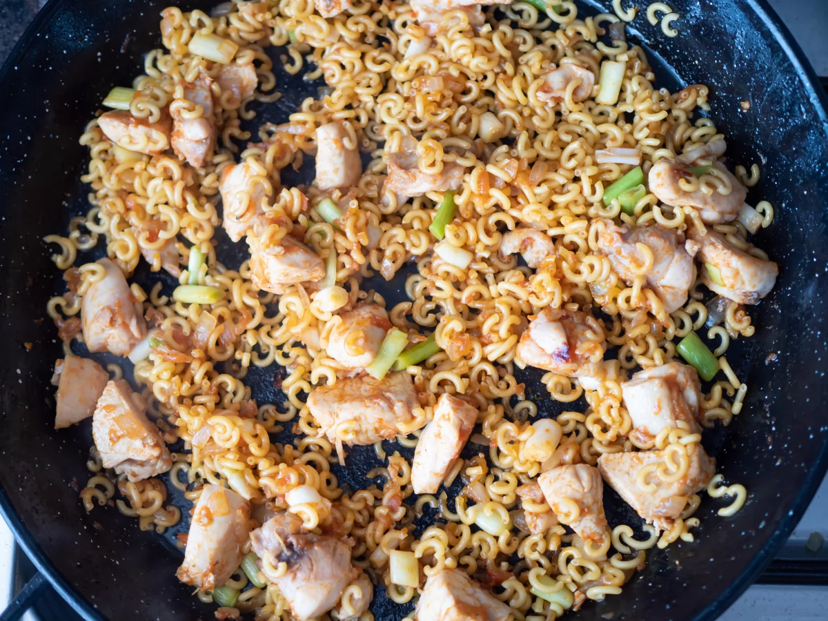 Fideuá de pollo 7 Añadir los fideos para la fideuá de pollo