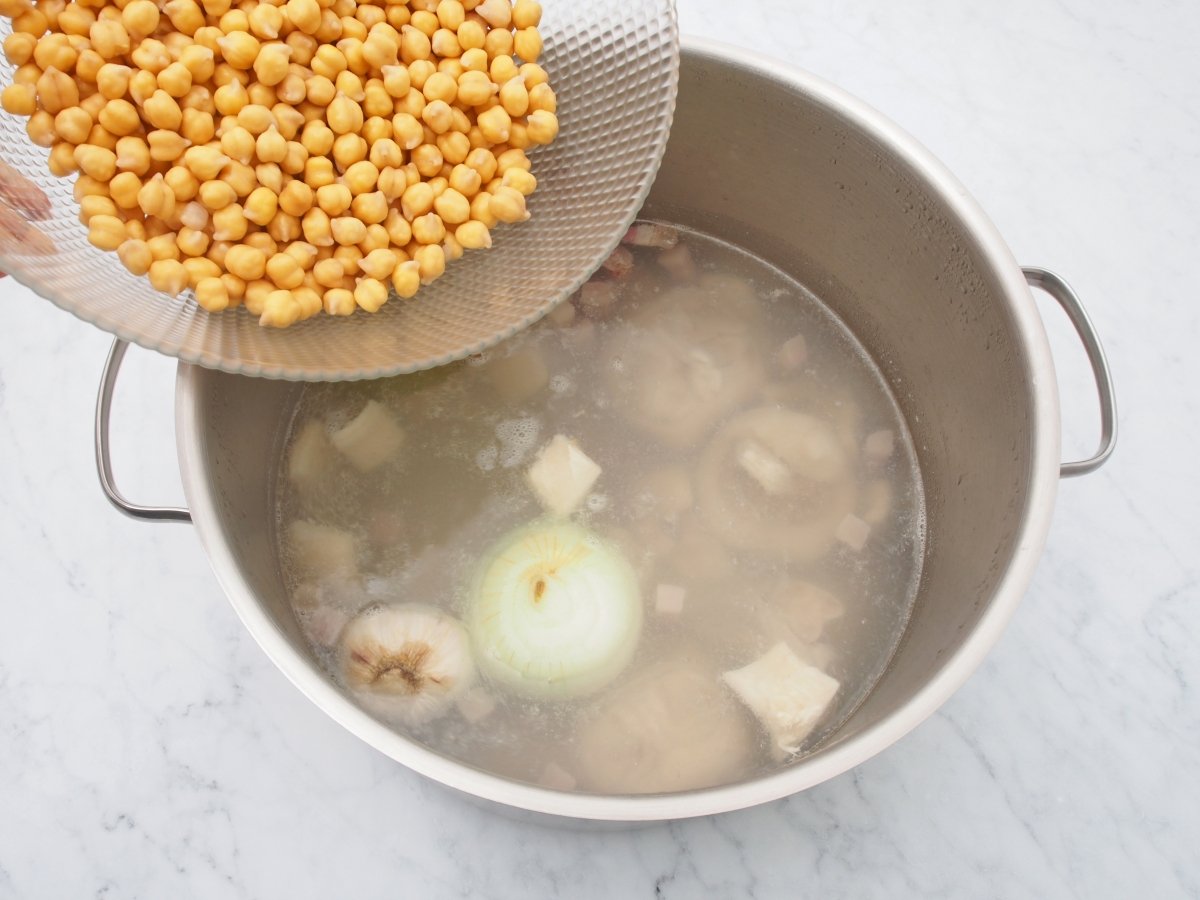 Añadir los garbanzos a los callos a la gallega