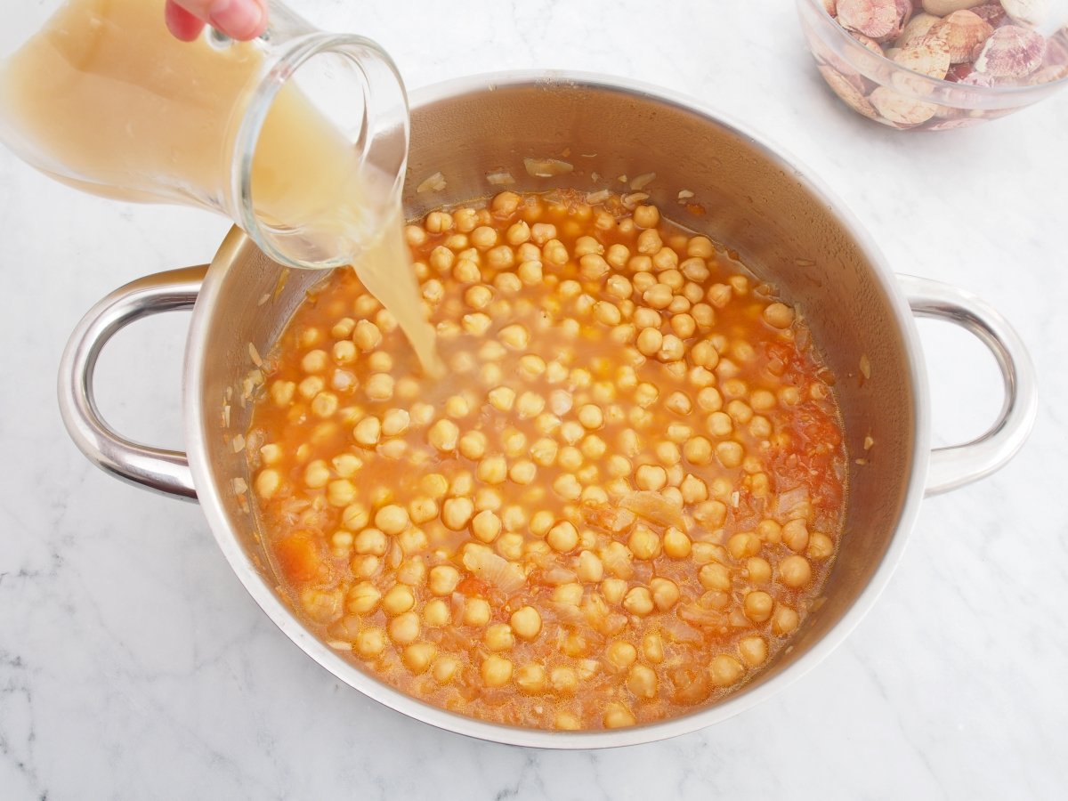 Añadir los garbanzos y el caldo de pescado al sofrito de los garbanzos con almejas