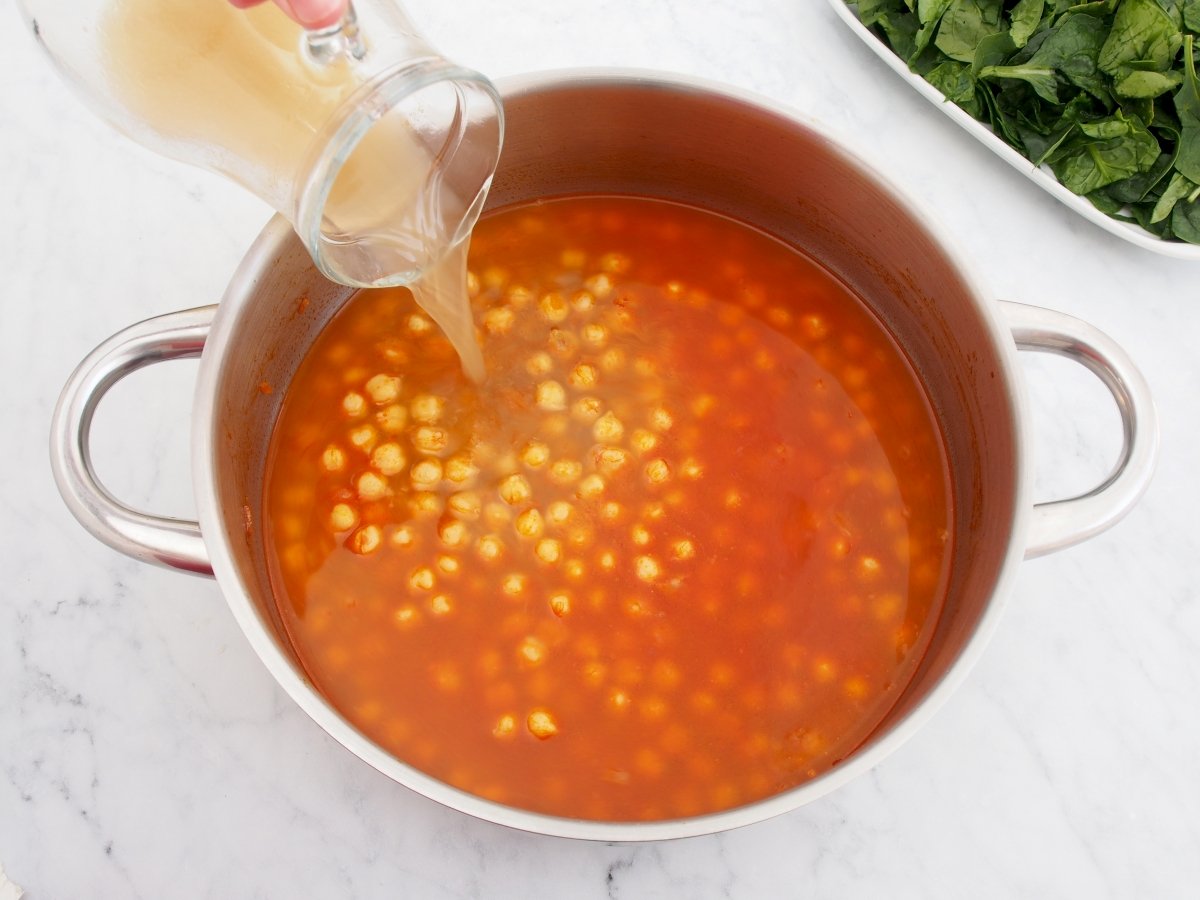 Añadir los garbanzos y el caldo para el desarme asturiano