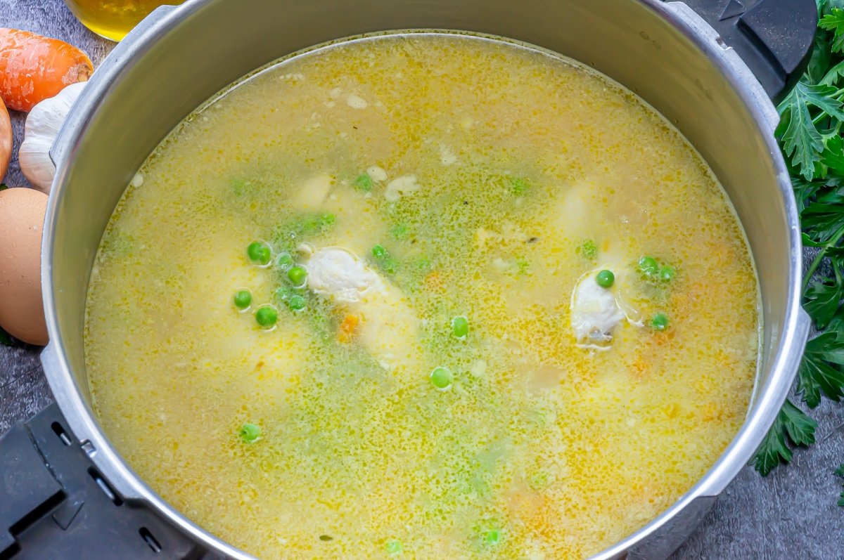 Añadir los guisantes a la sopa de arroz