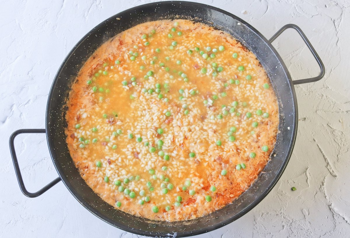 Añadir los guisantes al arroz con cosas