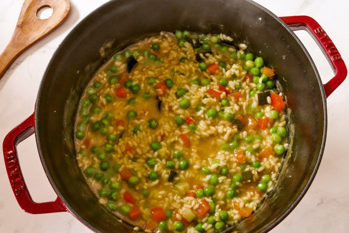 Añadir los guisantes al arroz con verduras