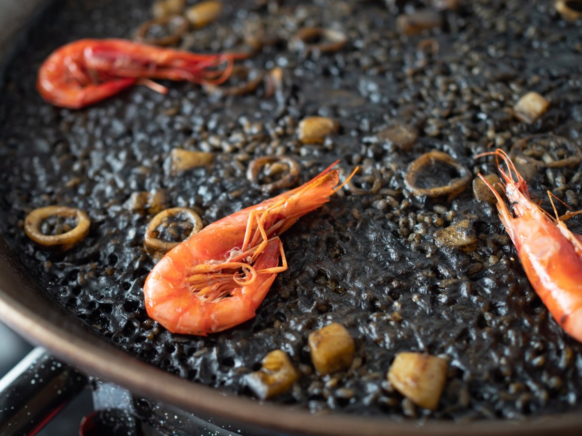 Añadir los guisantes, las gambas y los mejillones