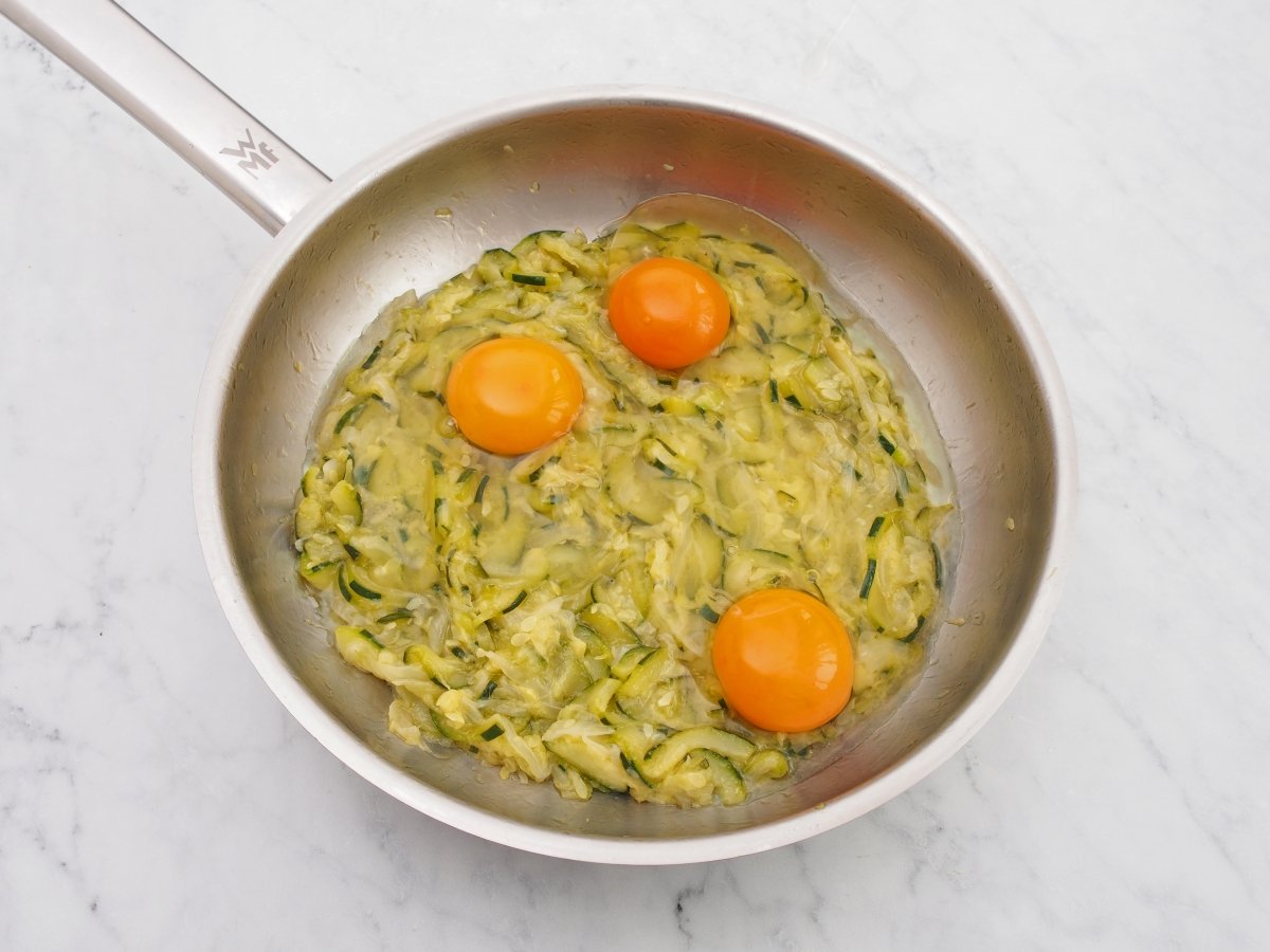 Añadir los huevos a la sartén del zarangollo murciano