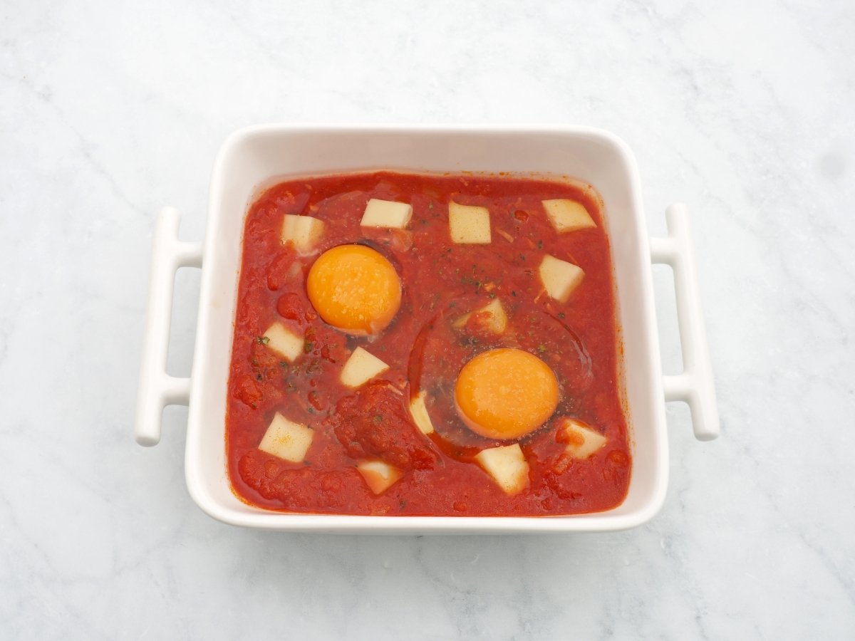 Añadir los huevos en la salsa de tomate
