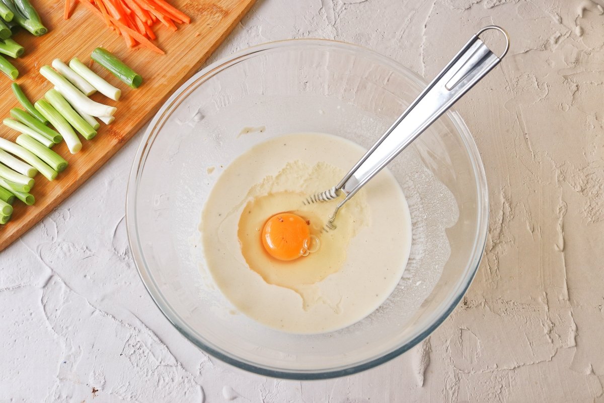 Añadir los ingredientes líquidos a la masa del pajeon