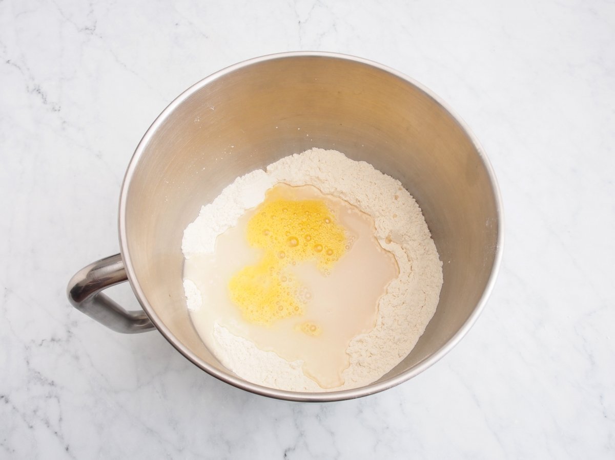 Añadir los ingredientes líquidos para la proia de Pontedeume