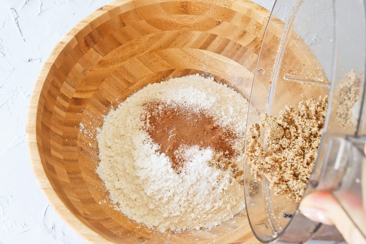 Añadir los ingredientes molidos a la harina para la masa de la chebakia