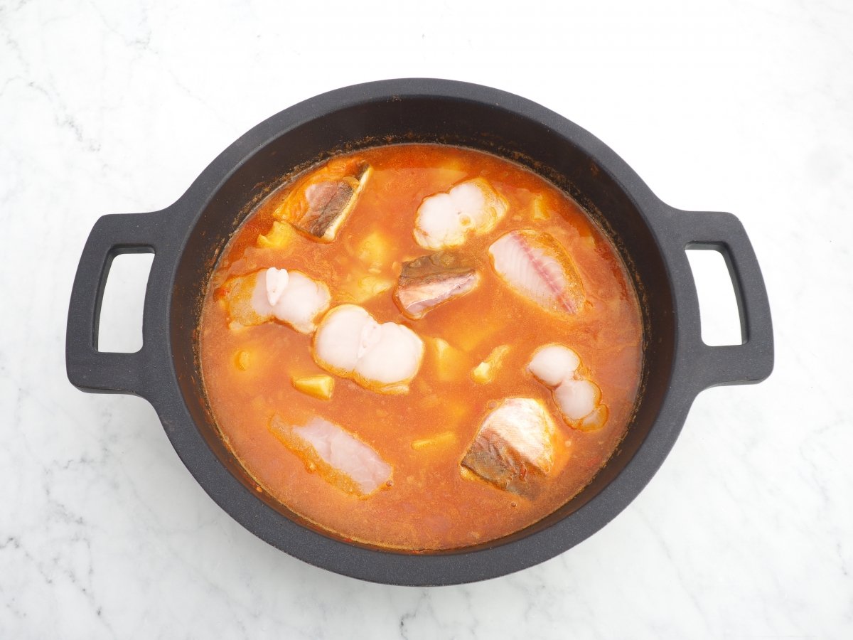 Añadir los pescados a la cazuela
