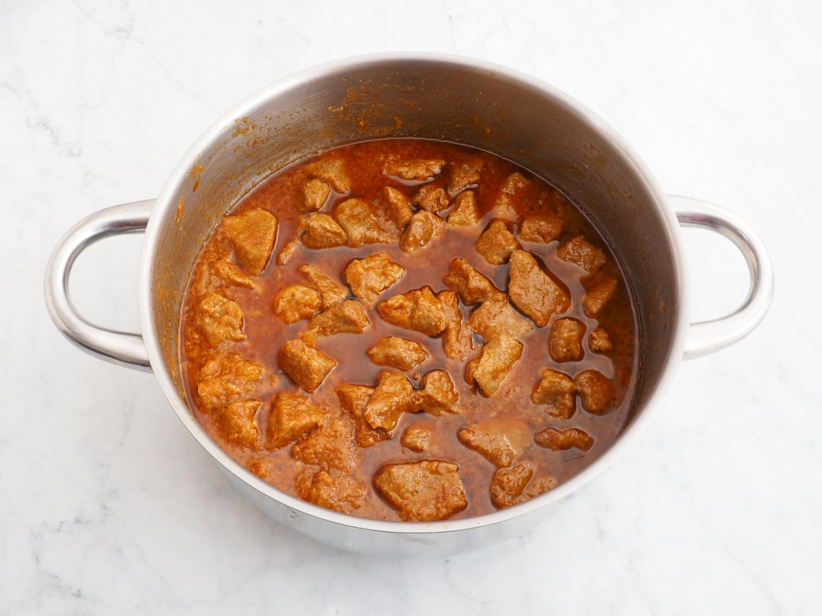 Añadir los pimentones a la carne richada