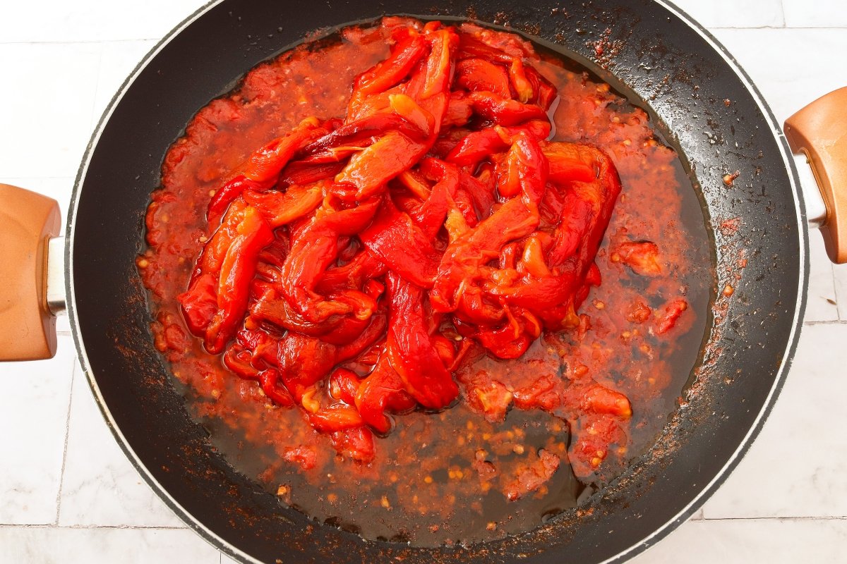 Añadir los pimientos asados al tomate para el asadillo manchego