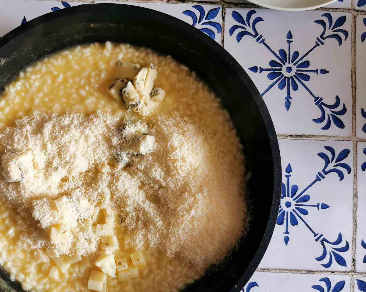 Añadir los quesos al risotto *