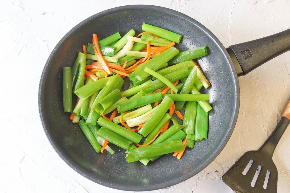 Añadir los tallos verdes a las verduras salteadas del pajeon