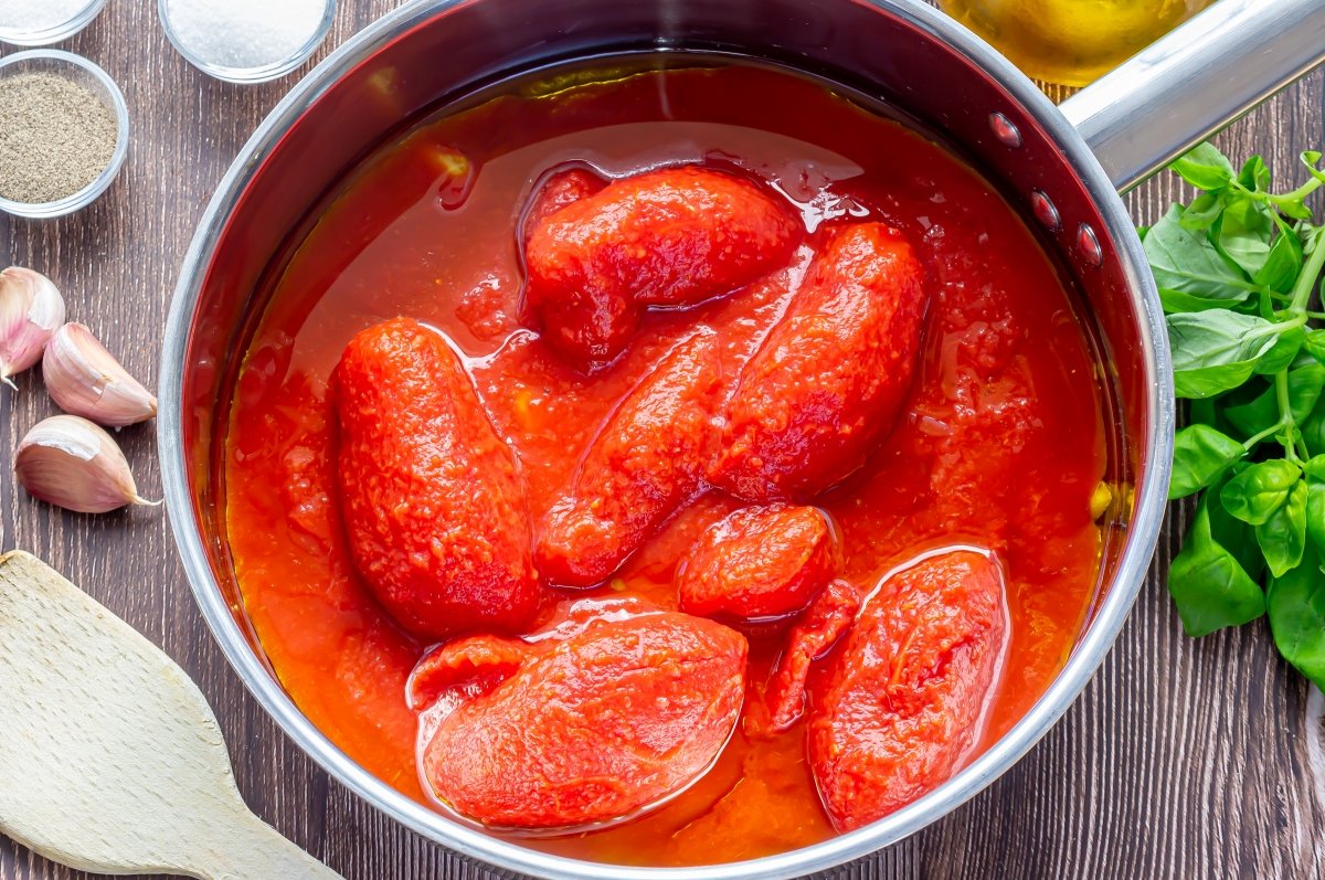 Añadir los tomates en conserva