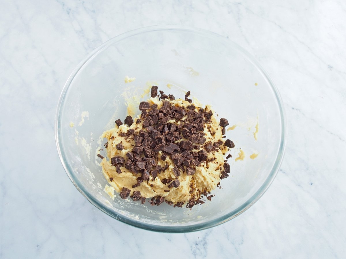 Añadir los trocitos de chocolate a la masa de las galletas de chocolate