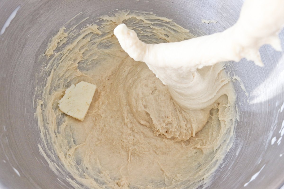 Añadir mantequilla a la masa de los cinnamon rolls