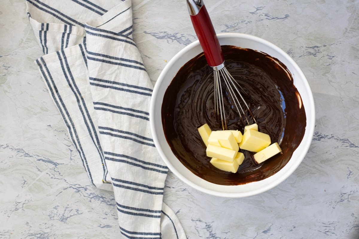 Añadir mantequilla tarta de chocolate y galletas