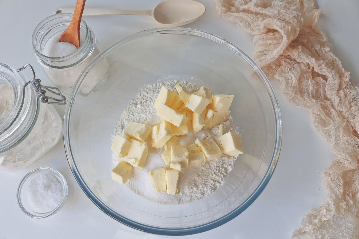 Añadir mantequilla tarta Tatin de albaricoques