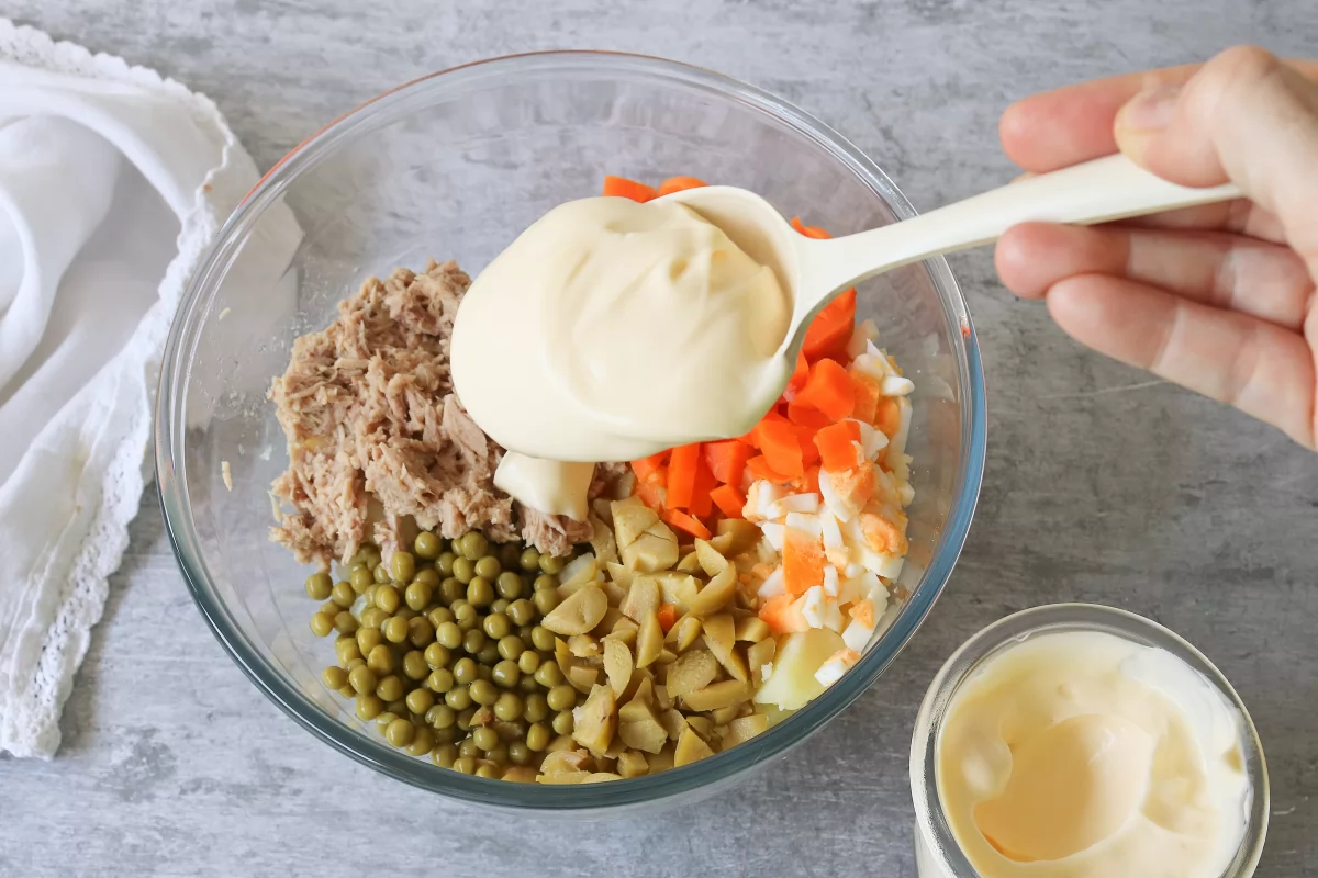 Añadir mayonesa ensaladilla rusa