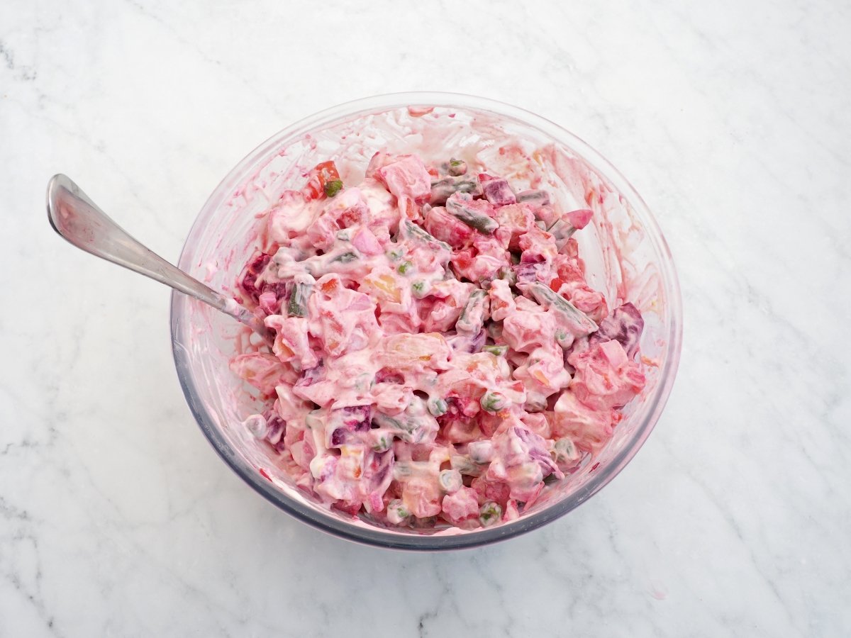 Añadir mayonesa y mezclar