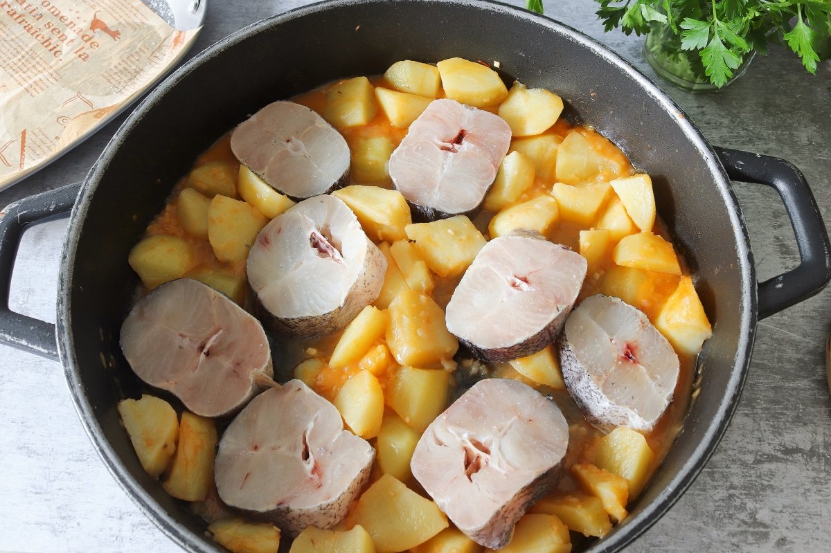 Añadir merluza guiso de merluza con patatas
