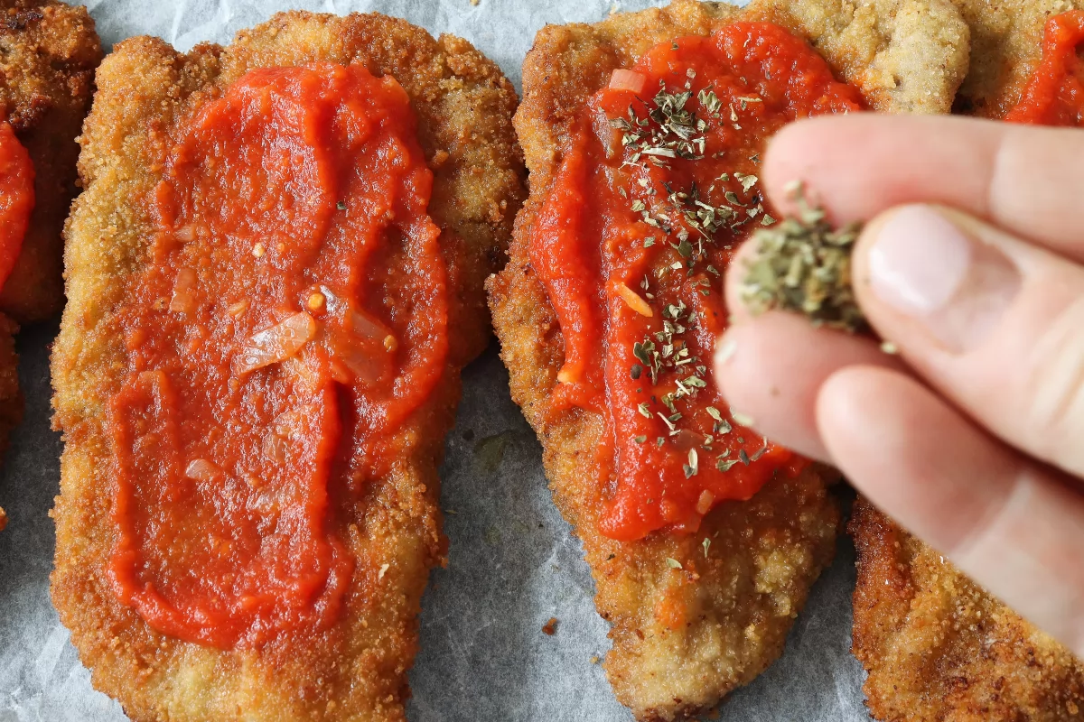 Milanesa a la napolitana 7 Añadir orégano a la milanesa a la napolitana
