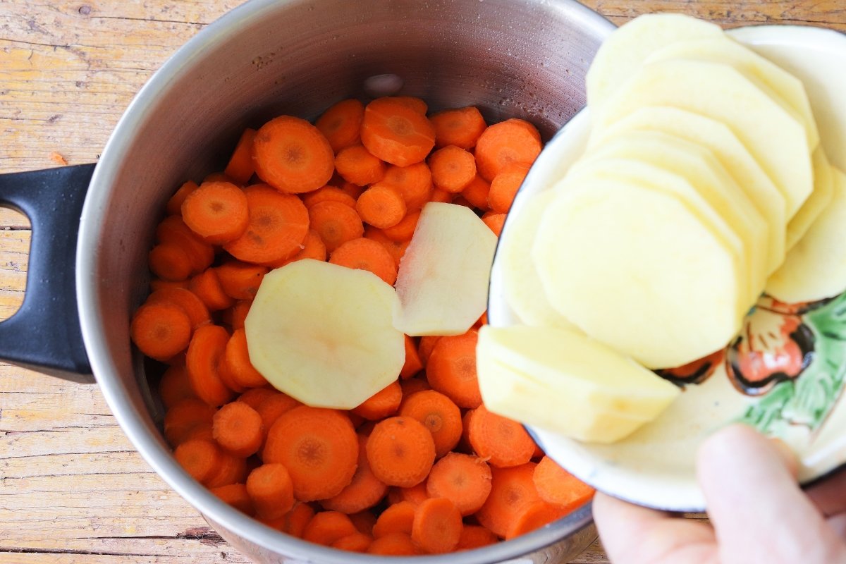 Añadir patatas puré de zanahorias