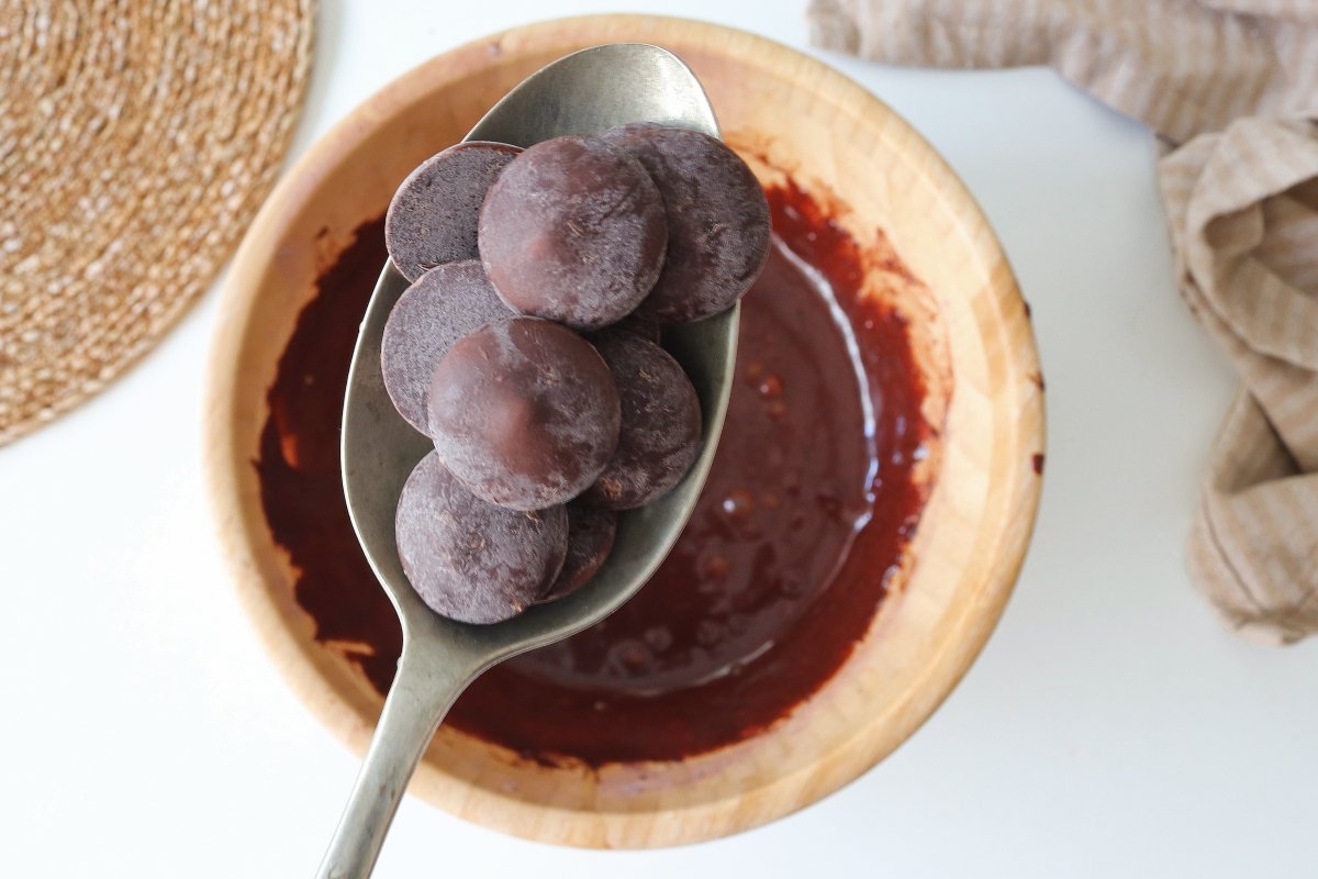 Añadir pepitas mug cake de chocolate en microondas