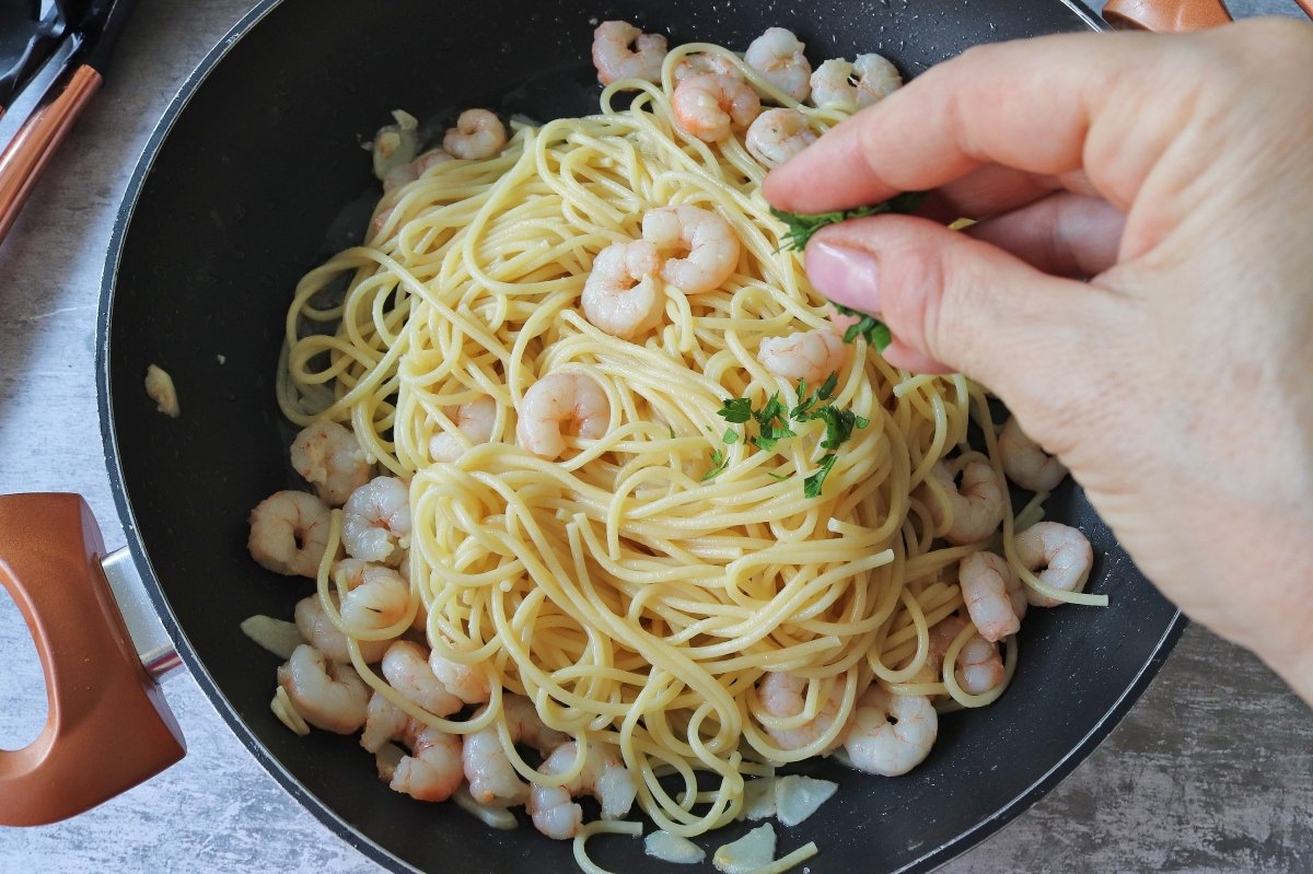 Añadir perejil espaguetis con gambas al ajillo