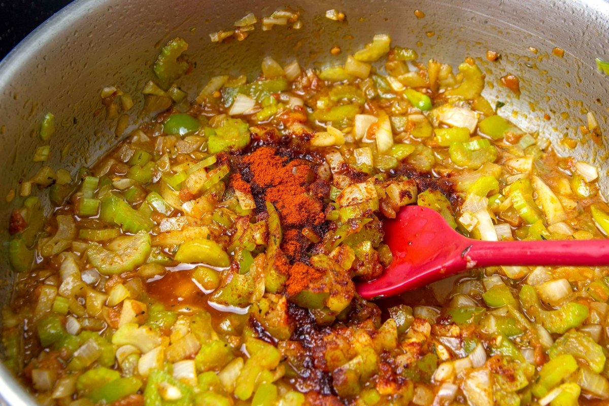 Añadir pimenton y salsas para el jambalaya