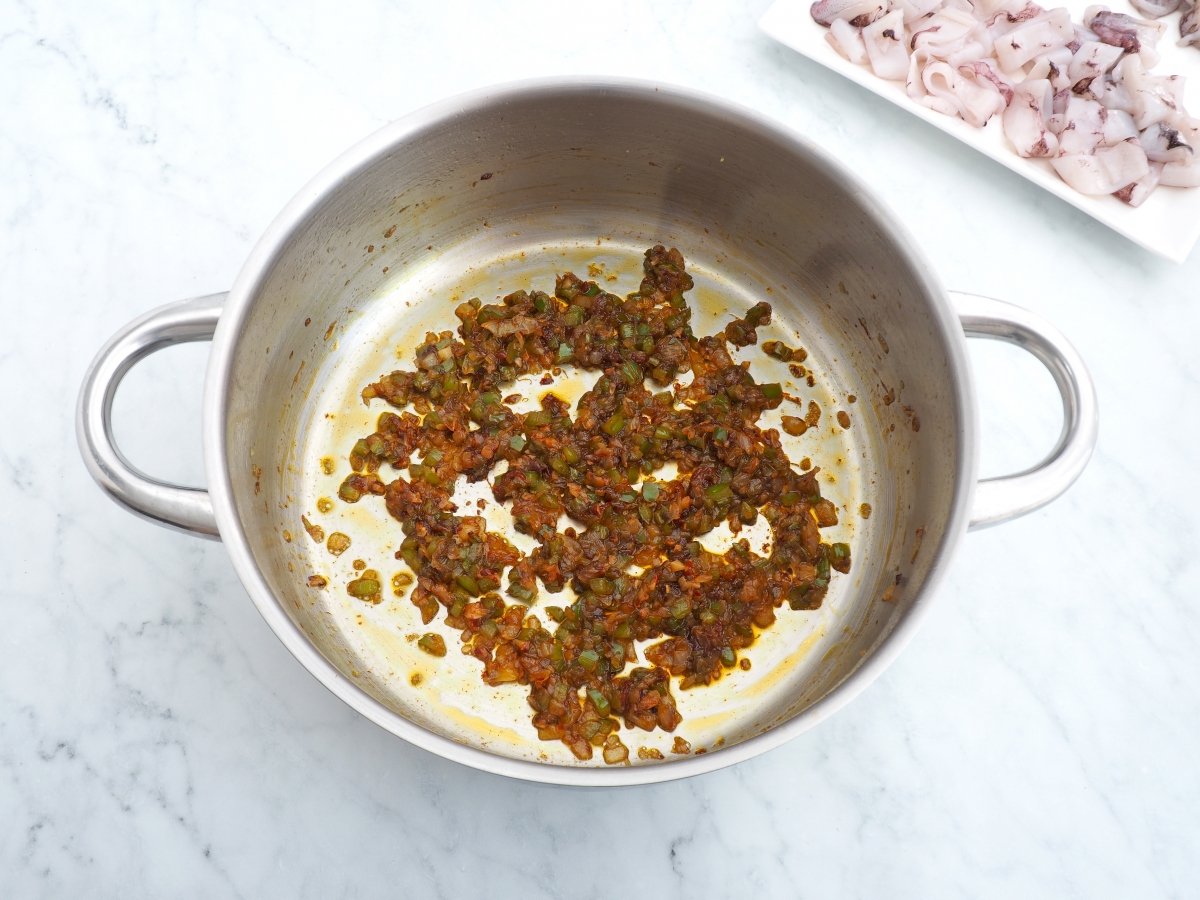 Añadir pimentón y tomate al sofrito