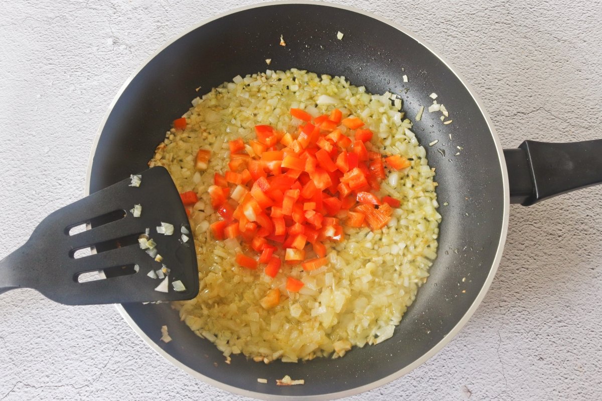 Añadir pimiento a la boloñesa de la lasaña en freidora de aire
