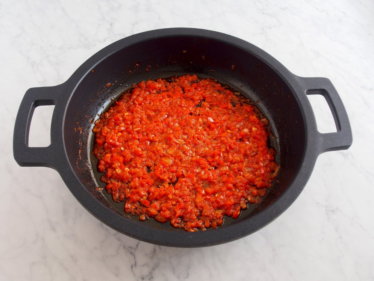 Añadir pulpa de pimiento choricero, tomate natural y pimienta negra molida
