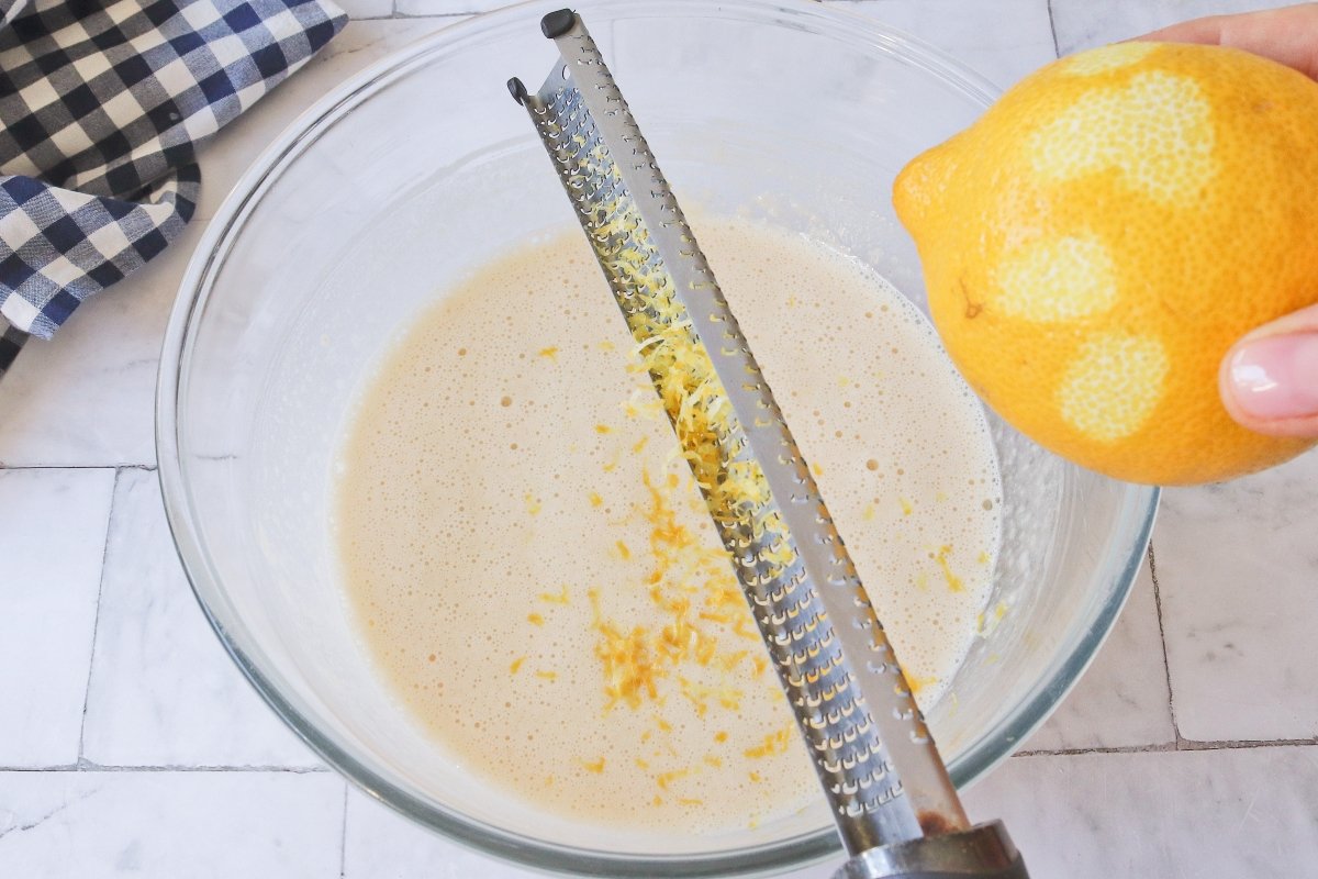 Añadir ralladura de limón a la tarta de manzana en freidora de aire