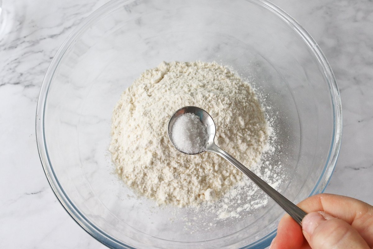 Añadir sal a la masa de las galletitas saladas