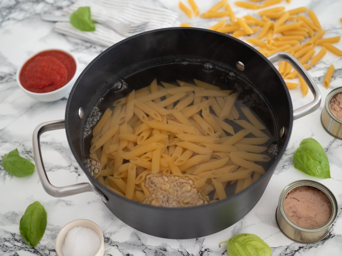 Añadir sal a la olla y los macarrones para los macarrones con atún y tomate