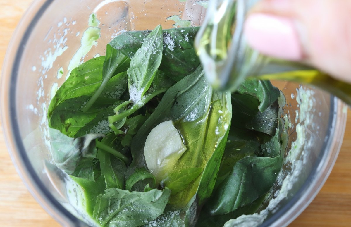 Añadir sal, aceite y vinagre al gazpacho verde