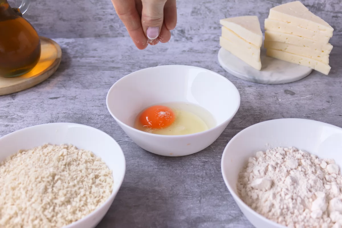 añadir sal al huevo queso frito *