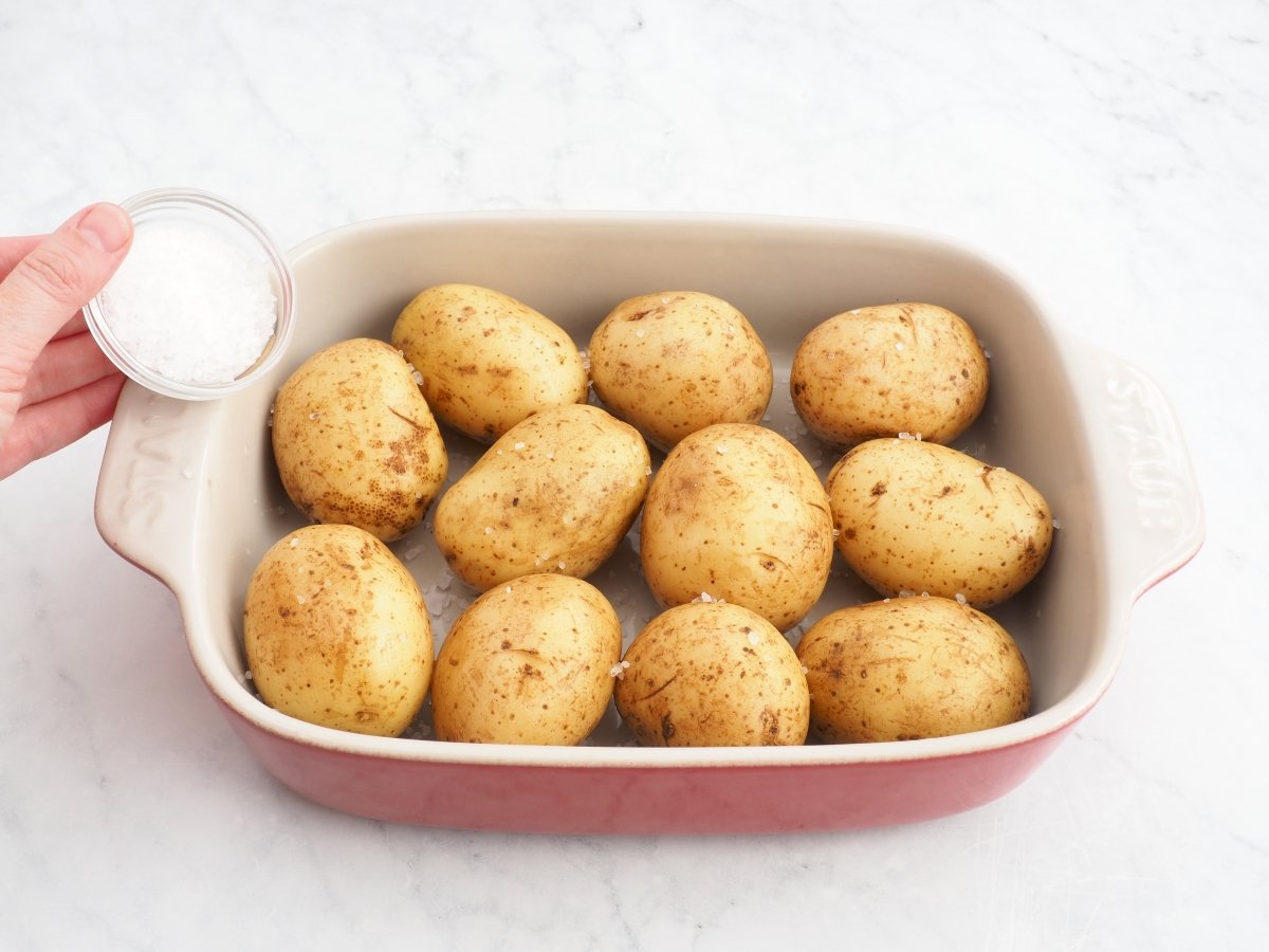 Añadir sal gruesa para asar las patatas