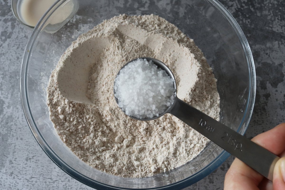 Añadir sal pan de espelta