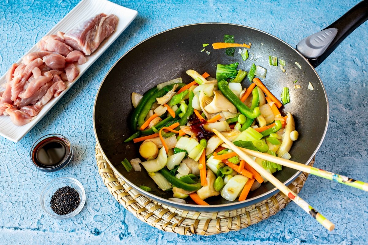 Añadir salsa de ostras a las verduras del salteado de cerdo con verduras *