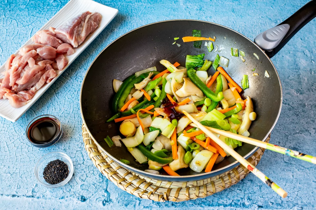 Añadir salsa de ostras a las verduras del salteado de cerdo con verduras *