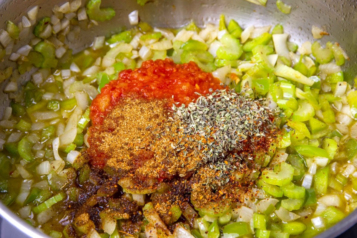 Añadir salsa de tomate y especias para el jambalaya